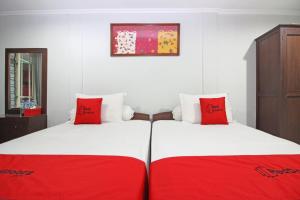 Postel nebo postele na pokoji v ubytování RedDoorz near Terminal Condong Catur