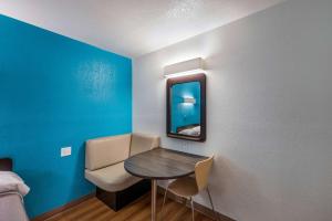 Posezení v ubytování Motel 6-Irving, TX - Irving DFW Airport East