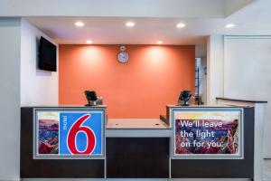 TV a/nebo společenská místnost v ubytování Motel 6-Irving, TX - Irving DFW Airport East