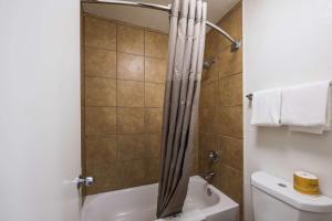 Koupelna v ubytování Motel 6-Irving, TX - Irving DFW Airport East