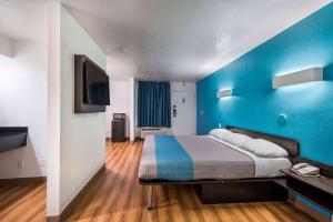 Postel nebo postele na pokoji v ubytování Motel 6-Irving, TX - Irving DFW Airport East + 26 fotografií