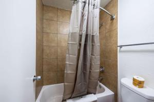 Koupelna v ubytování Motel 6-Irving, TX - Irving DFW Airport East