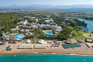 uma vista aérea do resort e do parque aquático em Seven Seas Hotel Blue - Ultra All Inclusive & Kids Concept em Side