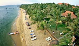 una vista aérea de una playa con palmeras en Duy Ninh Hotel, en Vung Tau