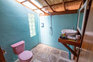 baño con aseo rosa y lavamanos en Lipe Beach Resort en Ko Lipe