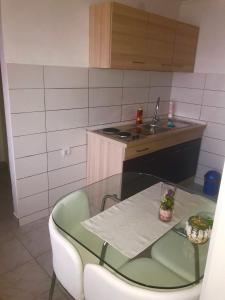 Kuchyňa alebo kuchynka v ubytovaní Studio apartman Valentina