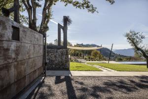 um portão para uma casa com uma parede de pedra em Azienda Meleta em Roccatederighi