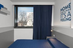 Un dormitorio con una cama y una ventana. en Hotel Martini, en Verona