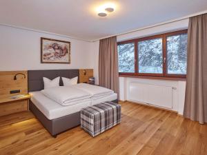 1 dormitorio con cama y ventana en Central Valley, en Längenfeld