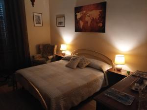 トリエステにあるTorrebiancaのベッドルーム1室(ベッド1台、椅子、ランプ2つ付)
