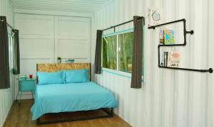 ein Schlafzimmer mit einem Bett in einem Zimmer in der Unterkunft Sarang by the brook in Kuala Kubu Baharu