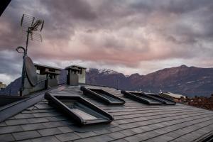 un techo con una turbina de viento encima en Lake Como Apartments en Lecco