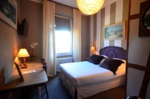 Postel nebo postele na pokoji v ubytování Hôtel Vauban