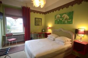 Letto o letti in una camera di Hôtel Vauban