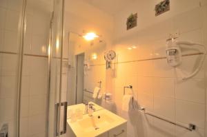 Koupelna v ubytování Hôtel Vauban + 37 fotografií