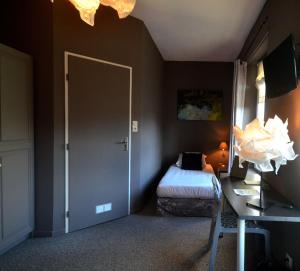 Letto o letti in una camera di Hôtel Vauban