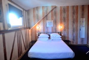 Letto o letti in una camera di Hôtel Vauban