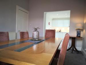 una mesa de comedor con sillas y un jarrón. en Heritage City - Central York Place Apt, en Edimburgo 6 fotos más