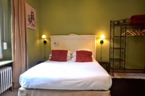 Letto o letti in una camera di Hôtel Vauban