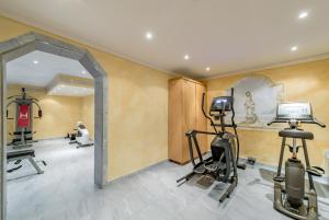 einen Fitnessraum mit mehreren Trainingsgeräten in einem Raum in der Unterkunft Hotel Burgstein - alpin & lifestyle in Längenfeld