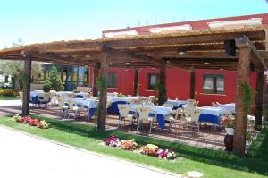 A restaurant or other place to eat at Hotel Cuatro Calzadas