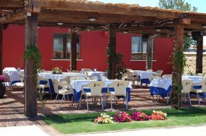 A restaurant or other place to eat at Hotel Cuatro Calzadas