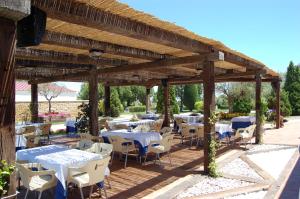 A restaurant or other place to eat at Hotel Cuatro Calzadas