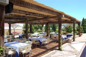 En restaurant eller et andet spisested på Hotel Cuatro Calzadas