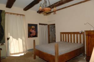 een slaapkamer met een bed en een raam bij LES HAUTS DU CAUSSE in Grand-Mas