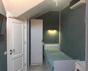 Postel nebo postele na pokoji v ubytování Nicolas Boutique Hotel