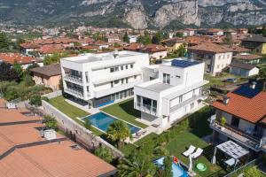 una vista aérea de una gran casa blanca en Residenza Cinisca, en Arco