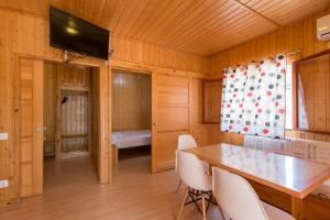 Televízia a/alebo spoločenská miestnosť v ubytovaní Camping Los Llanos