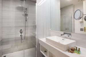 A bathroom at Lina Hotel Taksim Pera