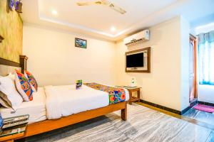 Łóżko lub łóżka w pokoju w obiekcie GPR Inn Tirupati Railway Station