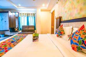 Cama ou camas em um quarto em GPR Inn Tirupati Railway Station