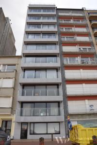 a tall building with many windows on the side of it at Residentie Caraibes, 9de verdieping in Blankenberge