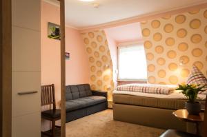 巴特基辛根的住宿－馬爾加旅館，客厅配有沙发和1张床
