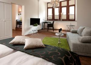Una sala de estar con una cama con dos almohadas encima. en Arthotel ANA Residence Bremen, en Bremen