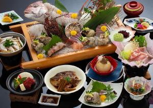 un tableau rempli de différents types de denrées alimentaires dans l'établissement Kaigetsukan, à Sumoto