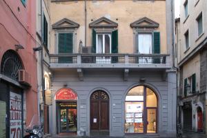 a building with a balcony on top of it at Pampurio in Pisa