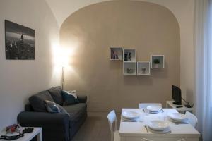 比薩的住宿－帕姆普利歐公寓，客厅配有沙发和桌子