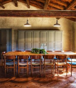 una sala da pranzo con un grande tavolo in legno e sedie di Foresteria Borgoluce a Susegana