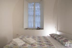 1 dormitorio con 1 cama con toallas en Pampurio, en Pisa