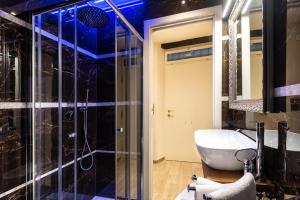 La salle de bains est pourvue d'une douche et d'une baignoire blanche. dans l'établissement Nike Appartamenti, à Venise