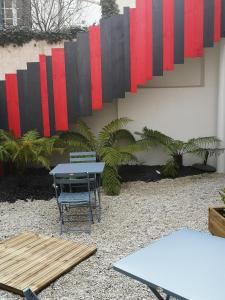 a table and a chair in a courtyard at L'Escale in Sainte-Marie-de-Ré