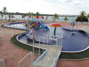 a large water park with a water slide at Bay Park Hotel Resort in Brasília