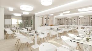 um restaurante com mesas brancas e cadeiras brancas em BLUESEA Arenal Tower Adults Only em El Arenal