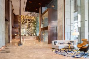 vestíbulo de un edificio con sofá y mesa en Hotel Nikko Bangkok, en Bangkok
