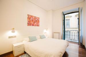 Posteľ alebo postele v izbe v ubytovaní Apartamentos San Marcial 28