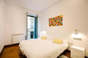 Posteľ alebo postele v izbe v ubytovaní Apartamentos San Marcial 28